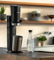 Sodastream Wassersprudler Crystal CQC Schwarz - Breite: 29 cm - Höhe: 45 cm - Tiefe: 20 cm - Detailfarbe: Schwarz - Passender Zylinder: 60 l - Im Lieferumfang enthaltene Flaschen: 1