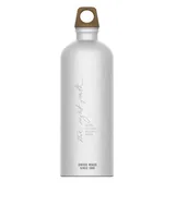Sigg Trinkflasche Traveller MyPlanet 1 l Path Plain - Material: Recycling Aluminium - Nachhaltigkeit: Nicht angegeben - Spülmaschinenfest: Nein - Farbe: Silber - Für Kinder: Ja - Verschlusstyp: Schraubverschluss