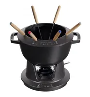 Staub Schokoladenfondue-Set mit 2 Griffen 5 Teile, Schwarz - Anzahl Personen: 6 - Materialtyp: Stein - Material: Eisen - Gusseisen - Betriebsart: Teelicht - Kompatible Kochfelder: Teelichter - nicht für Kochfelder - Detailfarbe: Schwarz