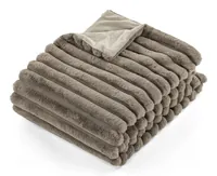 Tiseco Decke Rabbit Stripe 130 x 170 cm, Taupe - Nachhaltigkeit: Nicht angegeben - Produkttyp: Decken - Detailfarbe: Taupe - Breite: 130 cm - Höhe: 170 cm - Detailmaterial: Polyester (PES)