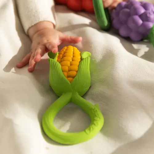Oli&Carol Rassel Corn - Material: Naturkautschuk - Alter ab: 0 Monate - Detailfarbe: Gelb - Grün - Spielzeugtyp: Rassel weich