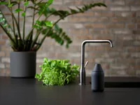 Zone Denmark Seifenspender Singles 300 ml, Schwarz - Fassungsvermögen: 300 ml - USB-Schnittstelle: Keine Angaben - Detailfarbe: Schwarz - Sensor-Technik: Nein - Wandmontage: Keine Angaben