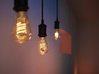 Philips Hue Leuchtmittel White E27 Einzelpack Edison Filament 550 lm - Lampensockel: E27 - Farbtemperatur Kelvin: 2100 K - Aussenanwendung: Nein - Gesamtleistung: 7 W - Lichtfarbe: Warmweiss (WW) - Leuchten Kategorie: Leuchtmittel