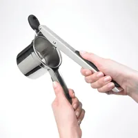 Oxo Good Grips Kartoffelstampfer Edelstahl - Produkttyp: Kartoffelstampfer - Material: Edelstahl - Detailfarbe: Silber - Anzahl Einsätze: 1 × - Spülmaschinenfest: Ja