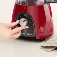 Russell Hobbs Zerkleinerer Desire Rot, 1.5 l - Detailfarbe: Rot - Gerätetyp: Food Processor - Volumen: 1.5 l - Ausstattung: Anti-Rutsch-Füsse - Aufsatz zum Emulgieren - Deckel - Edelstahlmesser - Kabelaufwicklung - Reibscheibe - Schneidescheiben - Teigkne